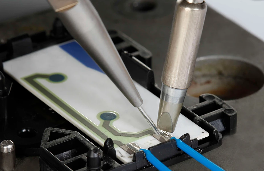 Soldering a cable using piston soldering