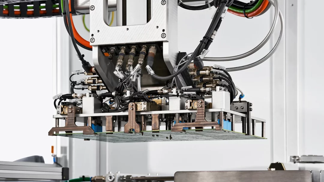 Special gripper with lateral gripper arms and spacers or hold-down devices for the THT components