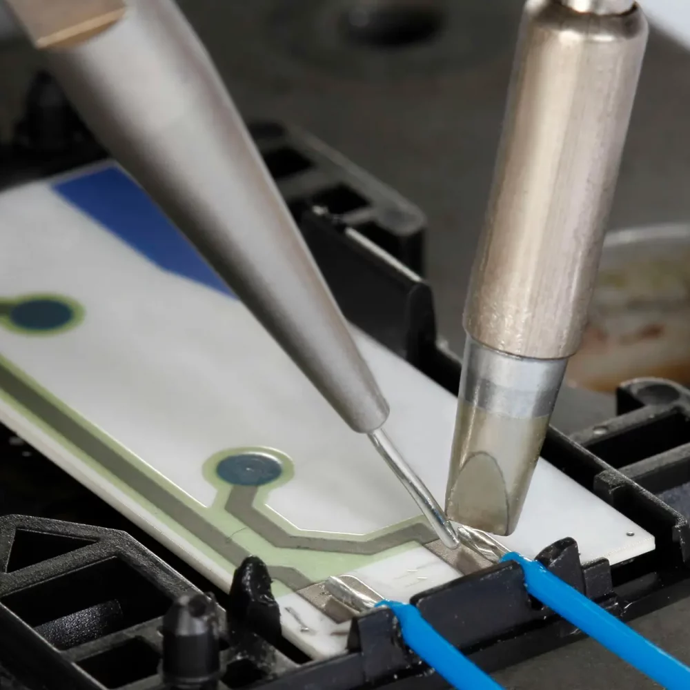 Soldering a cable by means of robotic piston soldering