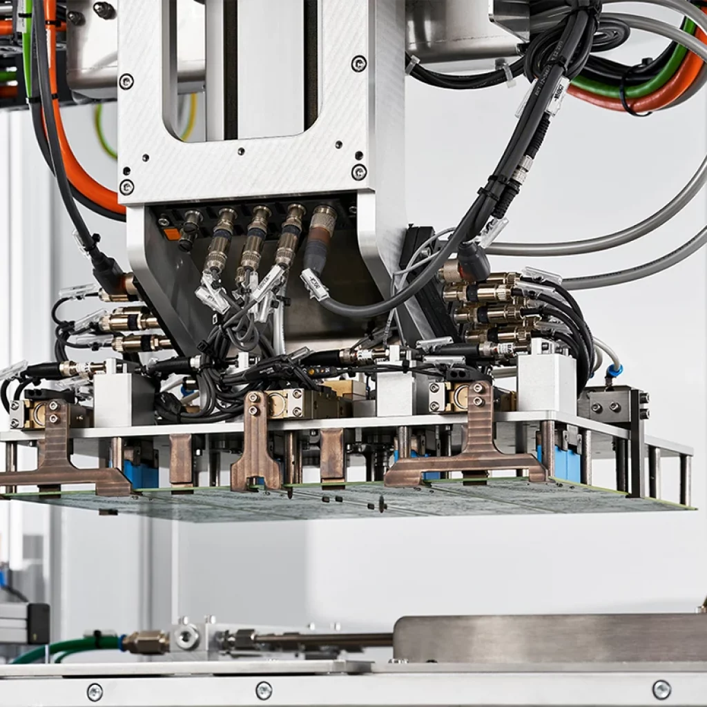 Special gripper with lateral gripper arms and spacers or hold-down devices for the THT components
